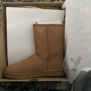 SELLING BRAND NEW SIZE 8 BROWN CLASSIC SHORT UGGS